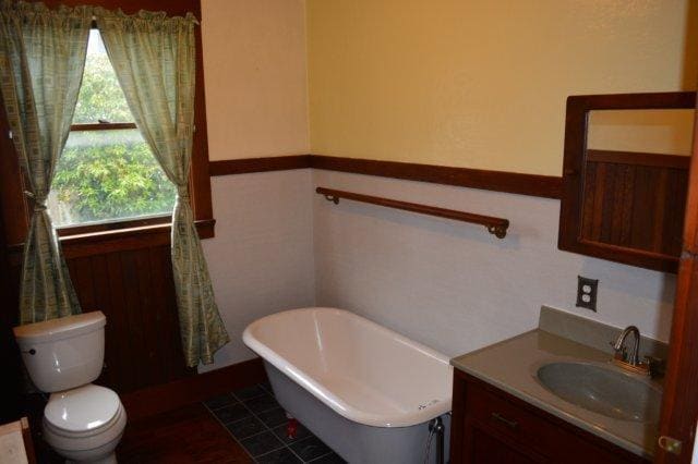 Building Photo - Beautiful, spacious Craftsman, Owner pays Yard Care, Laundry on site
