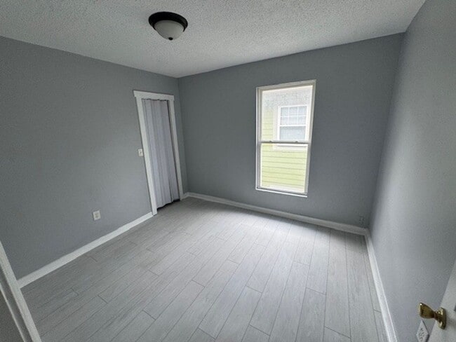 Building Photo - Completely Renovated 3BR/1BA Townhome located close to downtown Indy.