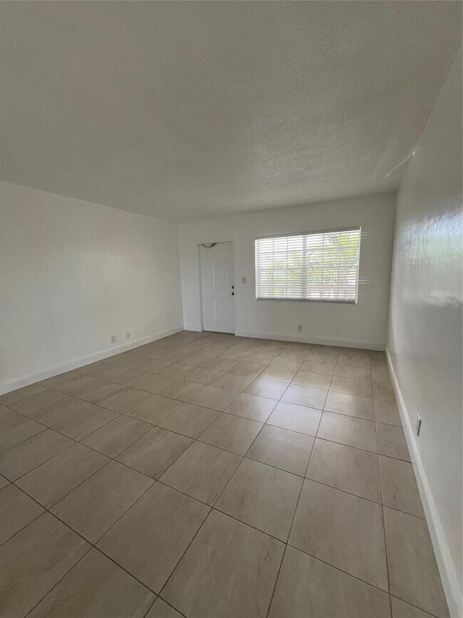 Building Photo - 2550 NE 51st St