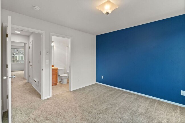 Building Photo - Spaciously Modern Tri Level Townhome for Rent in North Everett