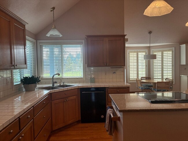 Building Photo - Arranmore 2 Bedroom with Den Available Now !