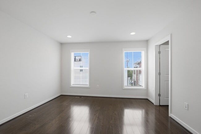 Building Photo - 2413 Glenallan Ave