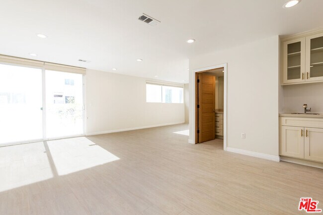 Building Photo - 717 S Westgate Ave