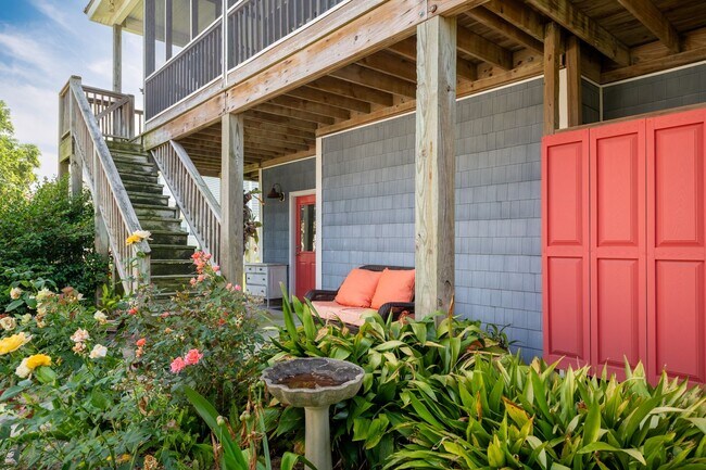 Building Photo - PERFECT SINGLE FAMILY OFF-SEASON MONTHLY R...