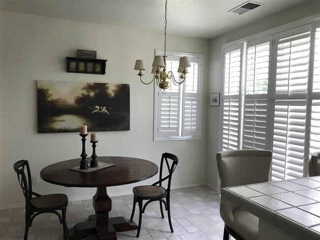 Building Photo - 344 Gladstone Dr