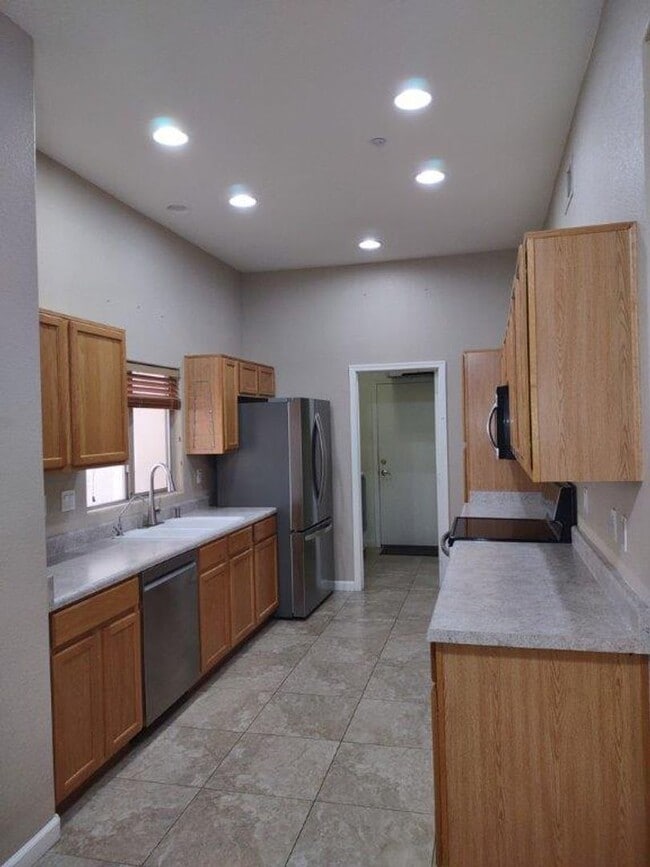 Building Photo - PEORIA ESTATES