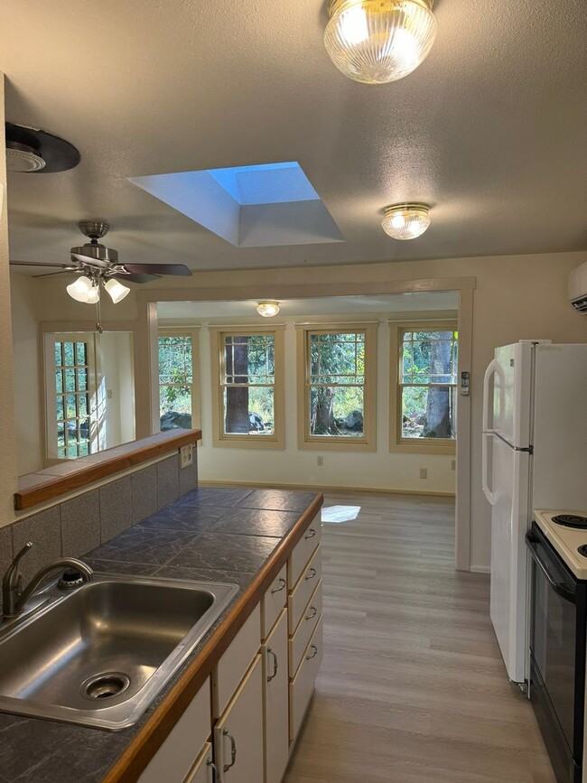 Building Photo - Newly remodeled, adorable, CREEK FRONT, Du...