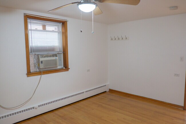 Building Photo - 5520 S Pulaski Rd