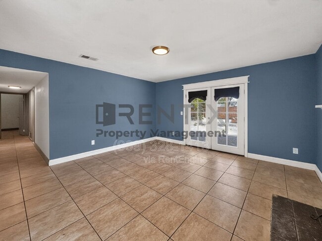 Building Photo - 12995 Chestnut Ave