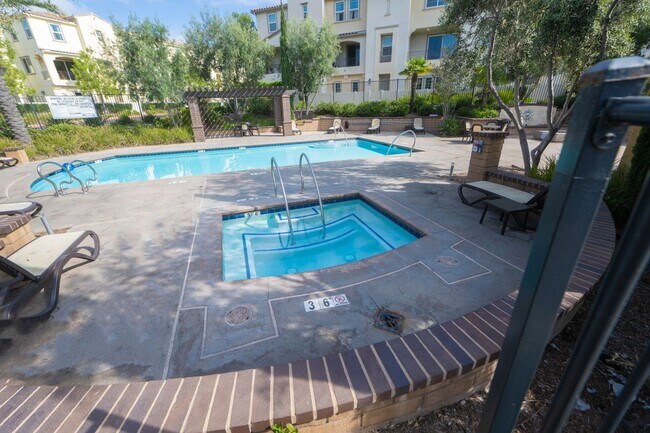 Building Photo - Amazing 3 Bedroom Condo available now! Totally loaded unit, schedule a tour today!
