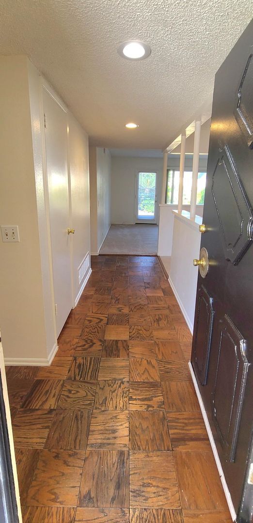 Building Photo - Single Family Home - 4 Bedrooms + 2 Baths....