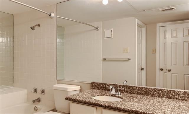 Building Photo - 16301 Ledgemont Ln