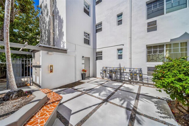 Building Photo - 408 25th St