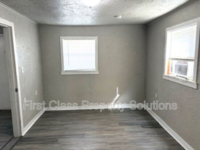 Building Photo - 404 S Burdick St