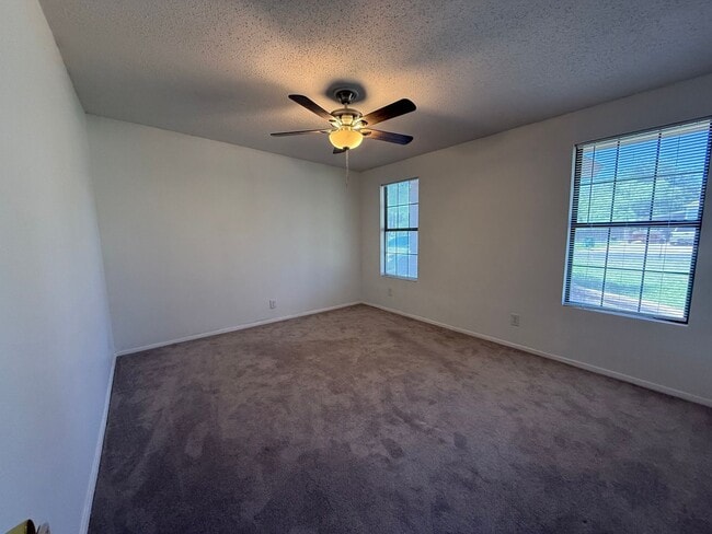 Building Photo - Spacious 4 bedroom, 2 bath home AVAILABLE NOW!