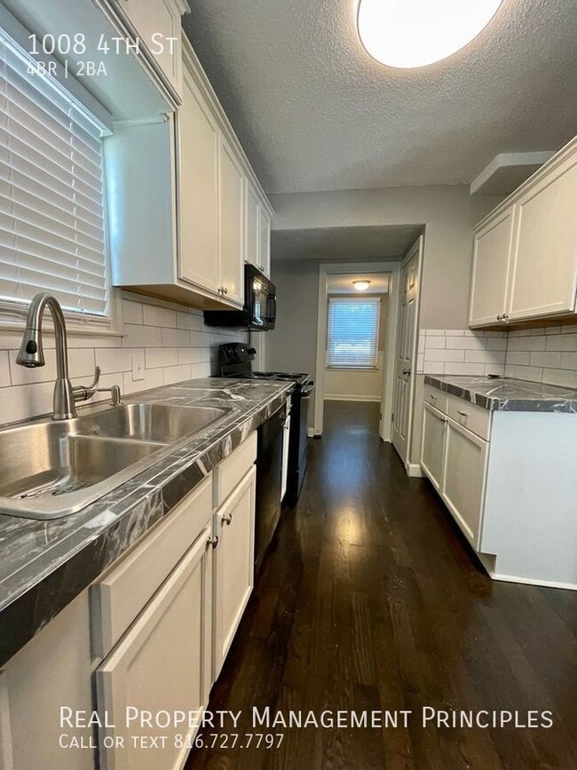 Building Photo - 1008 S 4 St