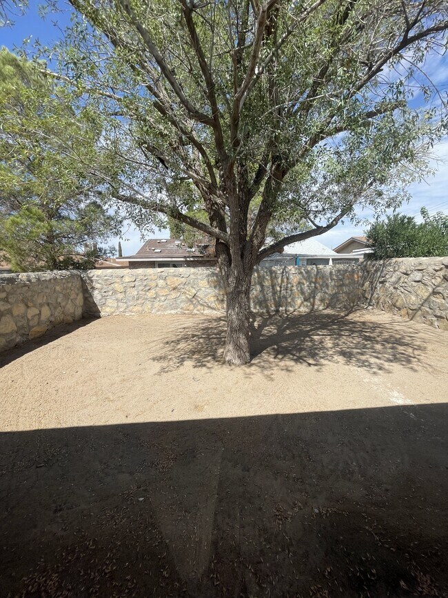 Building Photo - 851 Montera Rd