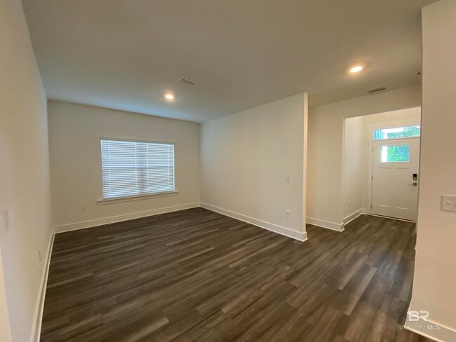 Building Photo - 510 Hardwood Ave
