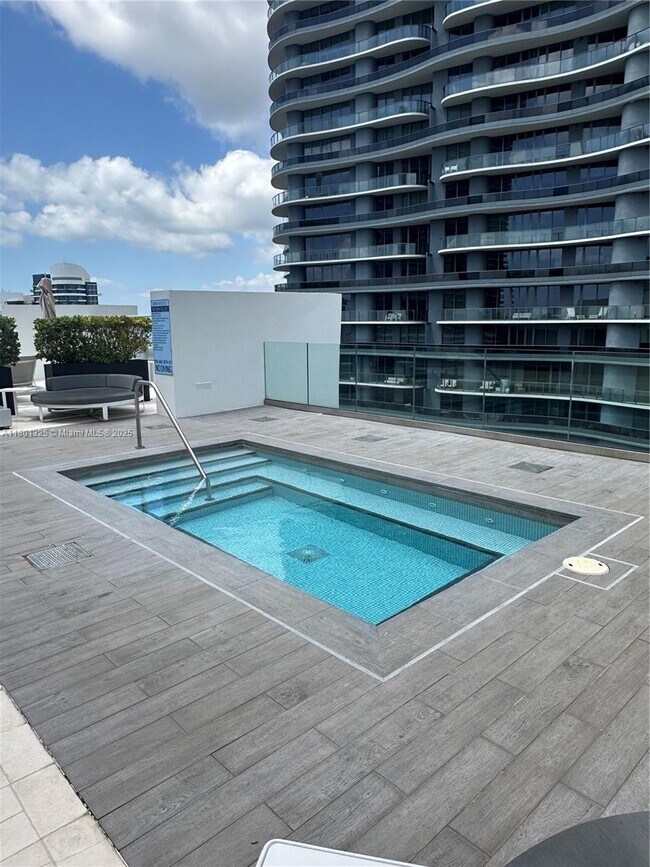 Building Photo - 1010 Brickell Ave