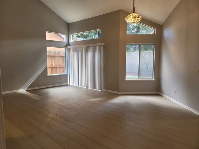 Building Photo - Oakdale Beauty