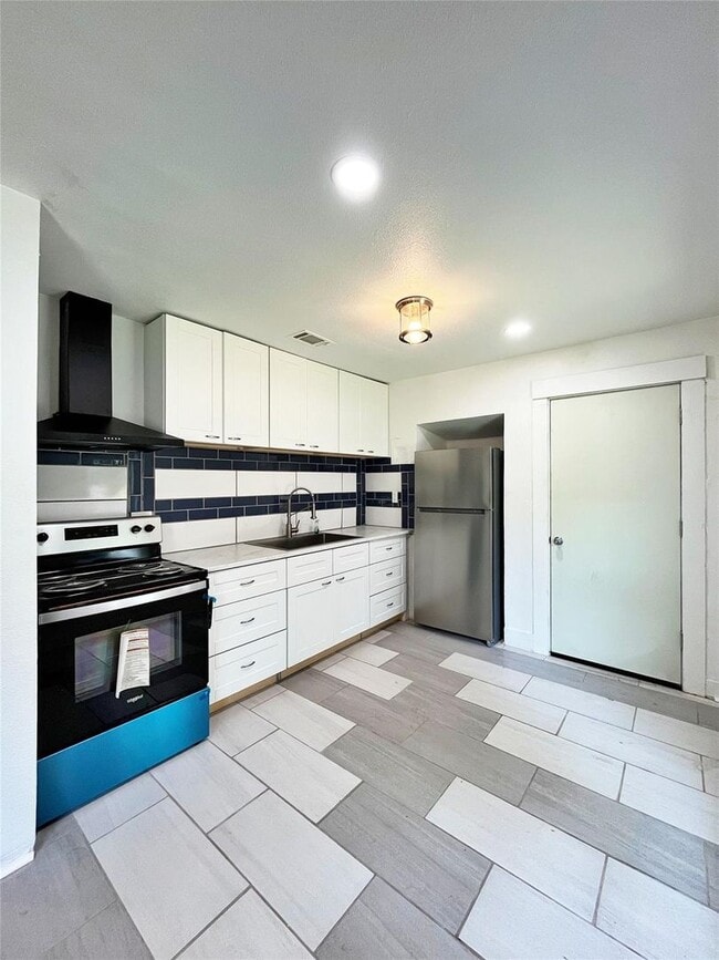 Building Photo - Remodeled 2 Bedroom, 2 Bath Home Reay for New Tenants- Lots of Storage- Near Historic Riverside- ...