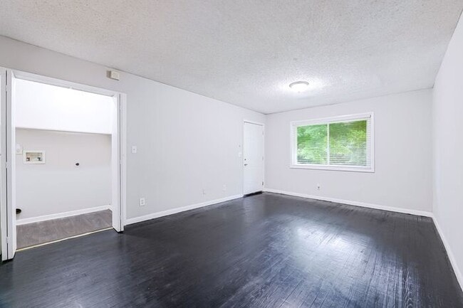 Building Photo - 1635 Line Cir