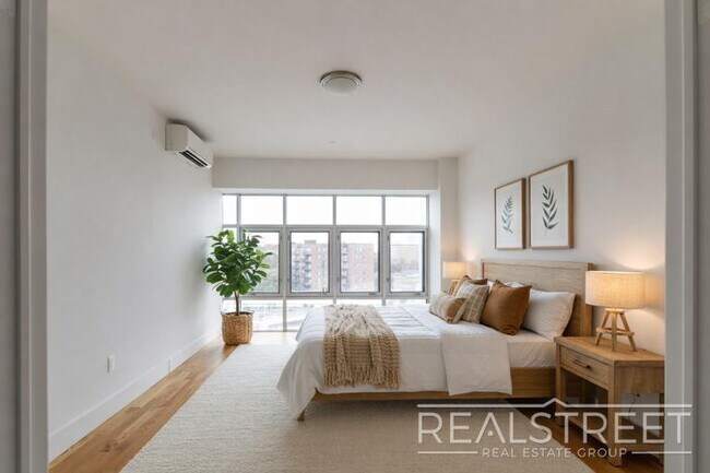 Building Photo - LUXURY 2.5 Bed  in Queens!