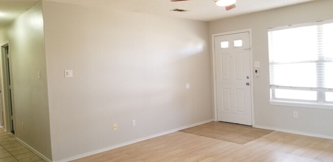 Building Photo - Self Showing - 3 bed 1 bath