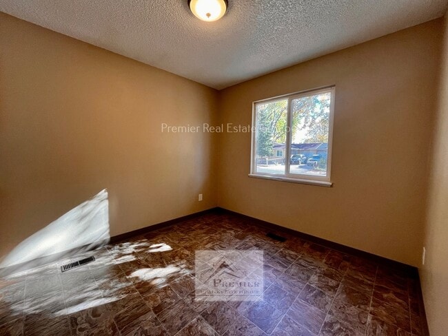 Building Photo - 1854 Saratoga Dr