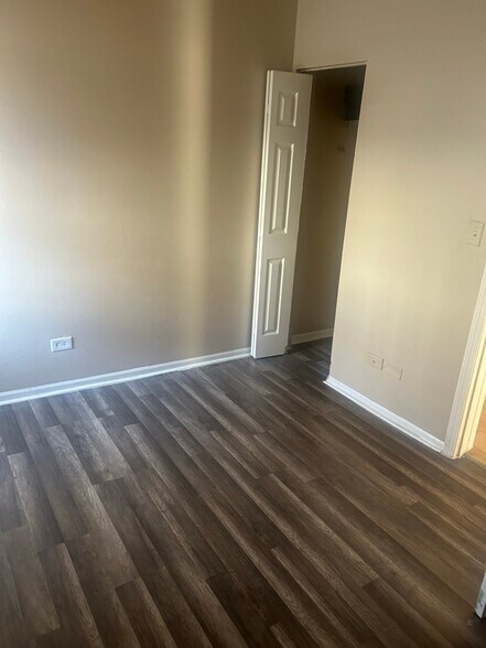 Building Photo - 956 E 76th St