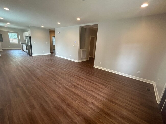 Building Photo - Newly Renovated Spacious 3 Bedroom w/ Full Appliance Package