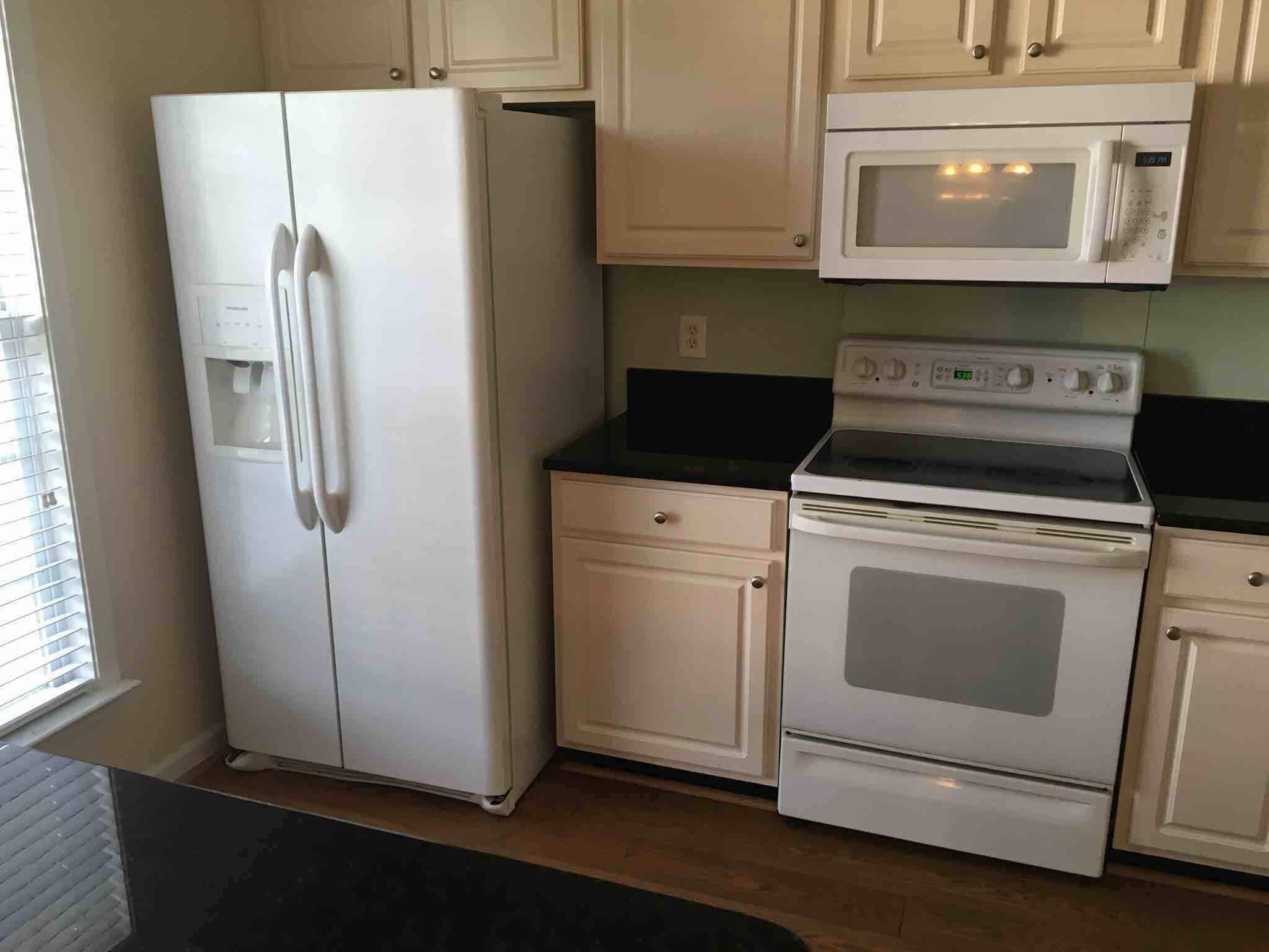 Kitchen appliances - 7042 Mead Lane