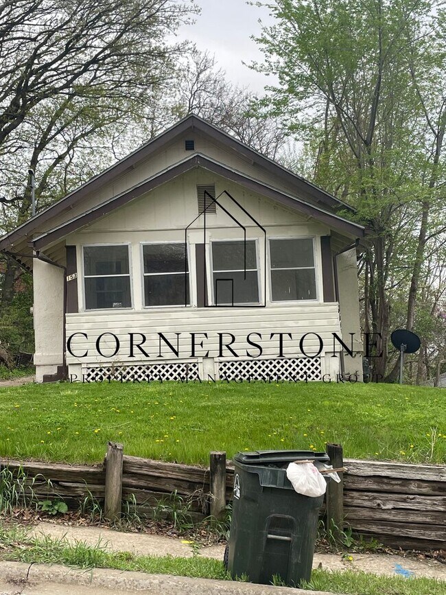 Building Photo - 2 bedroom bungalow. New flooring $795