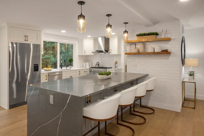 Building Photo - 4Bd/2.5Ba Bellevue House