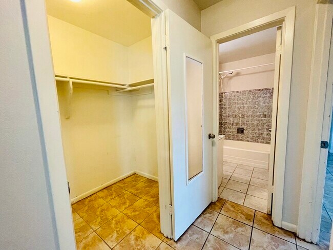 Building Photo - 4733 Merwin St