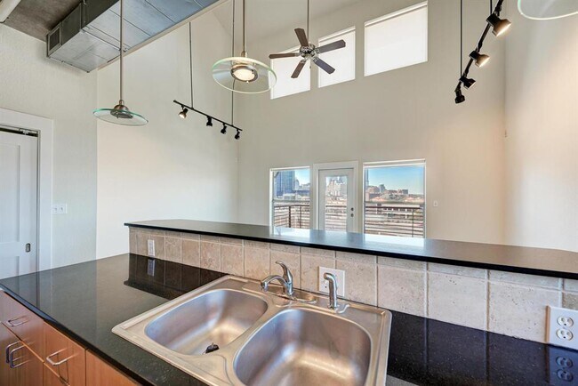 Building Photo - 807 E 14th St