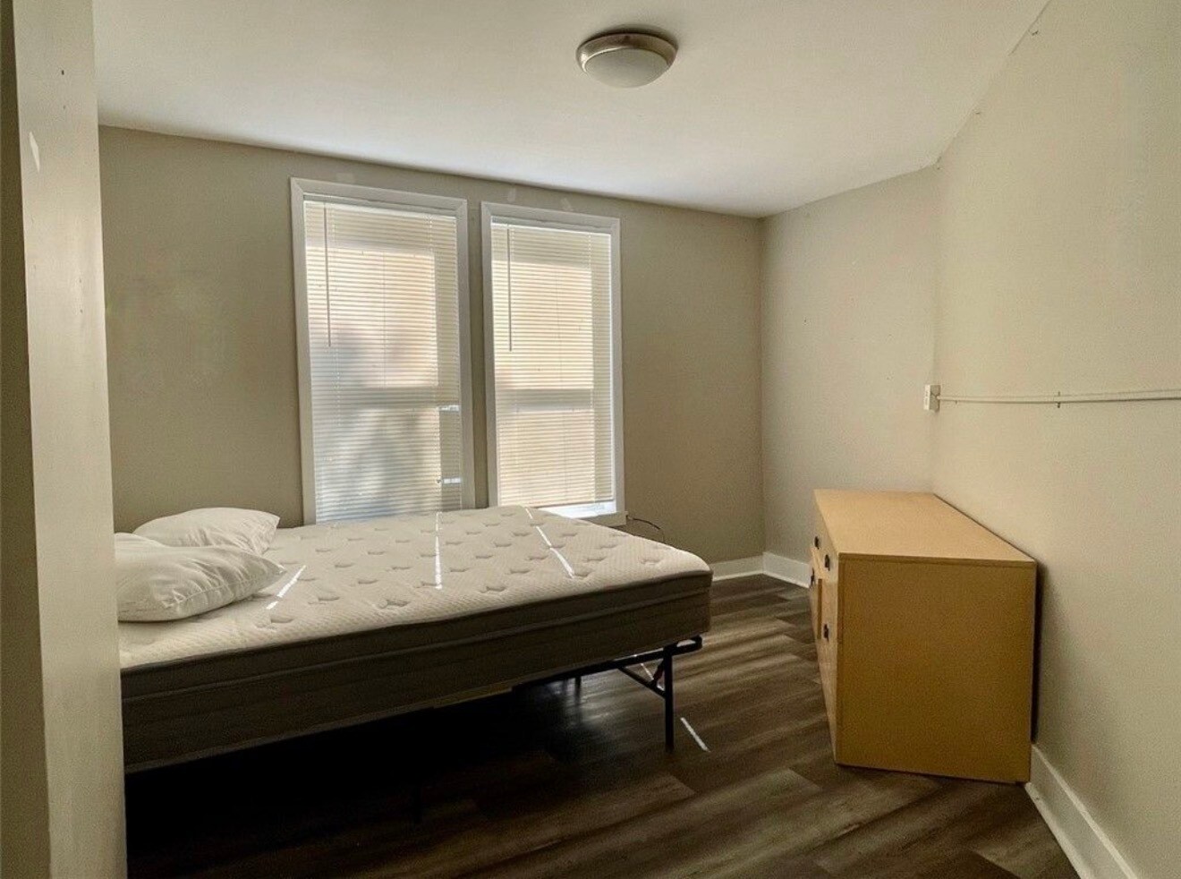 Building Photo - 107 Elm St