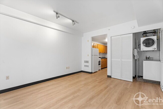 Building Photo - 701 Columbia St