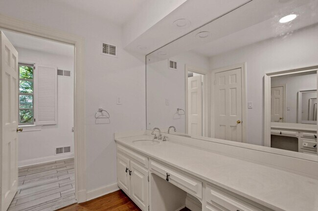 Building Photo - 4925 Weaver Terrace NW