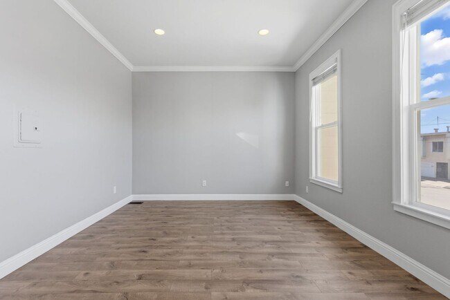 Building Photo - Bright & Modern 2BR Flat with Driveway Parking — Newly Renovated in Silver Terrace