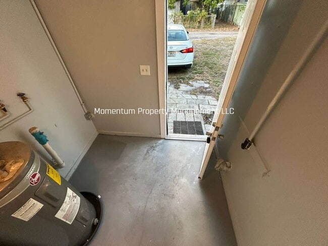 Building Photo - Cute & Cozy 1 Bedroom in Central St. Pete! AVAILABLE FOR IMMEDIATE MOVE IN!!