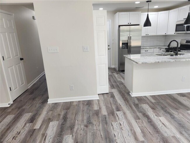 Building Photo - 5790 Hampton Ct