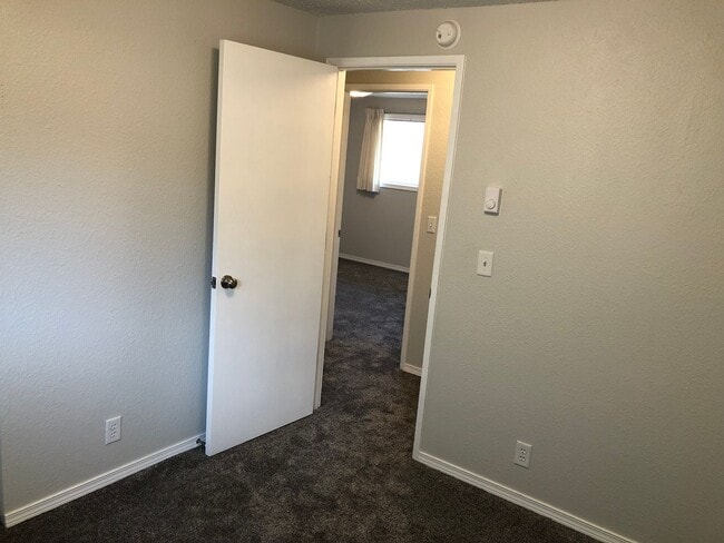 Building Photo - Updated 3 bedroom 1.5 bathroom house in Springfield!