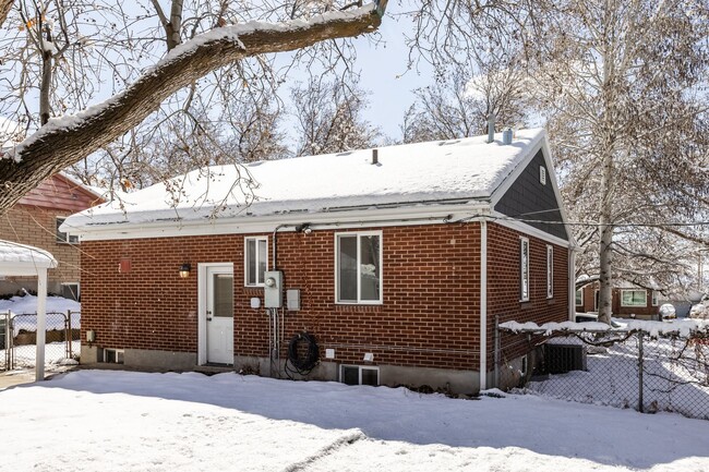 Building Photo - Beautifully Updated 3-Bedroom Home with Mo...