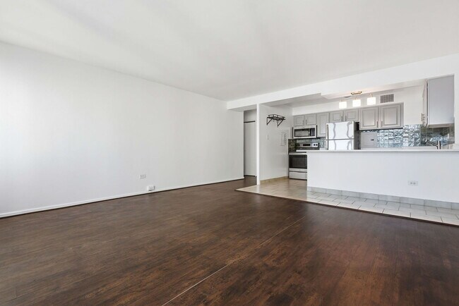 Building Photo - 6030 N Sheridan Rd