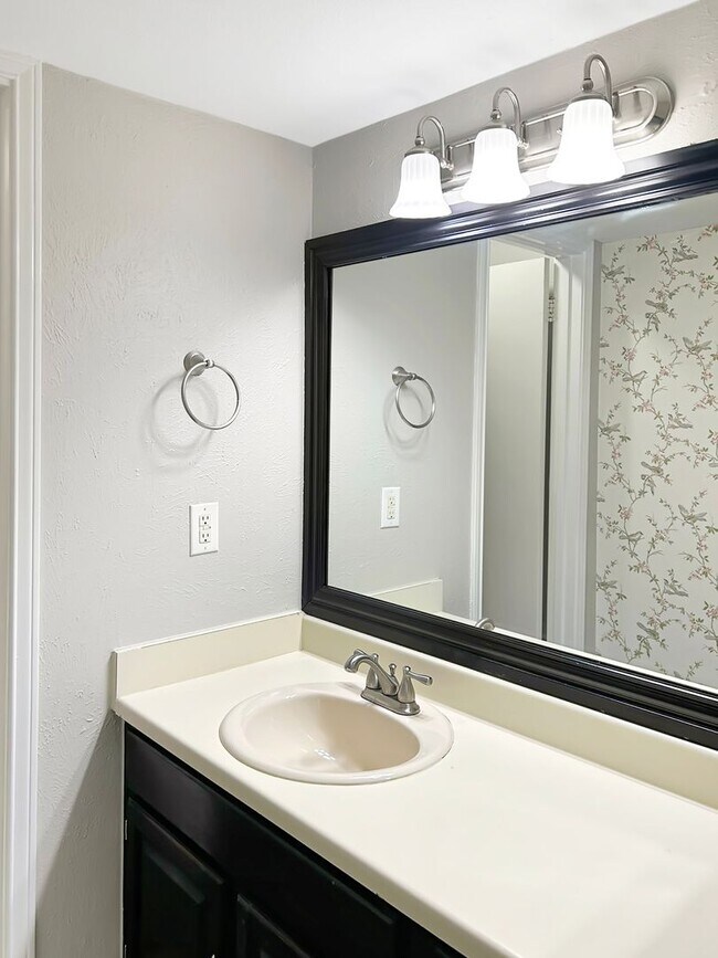 Building Photo - 2-Bed, 2-Bath Townhome with Flexible Floor...