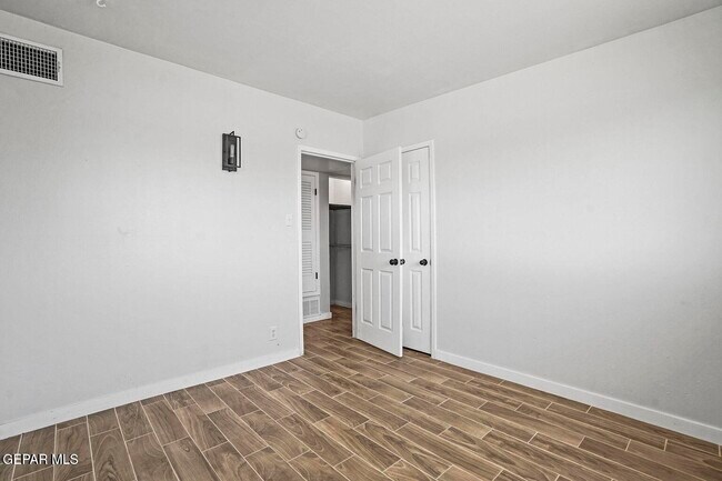 Building Photo - 5121 Beautonne Ave