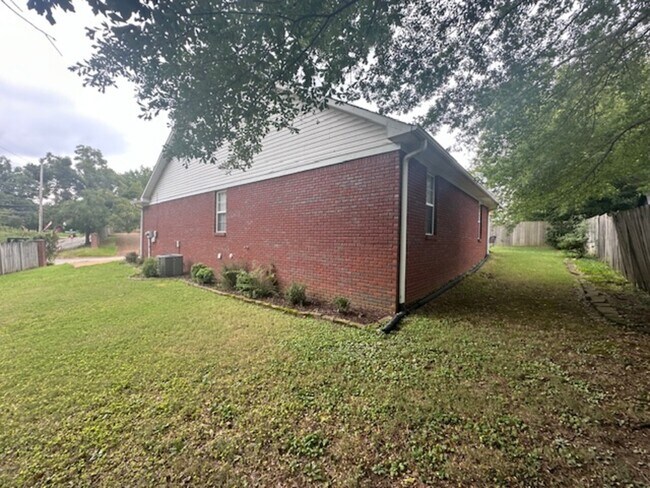 Building Photo - 4 Walnut Grove Cove