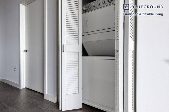 Building Photo - 1000 S Clark St