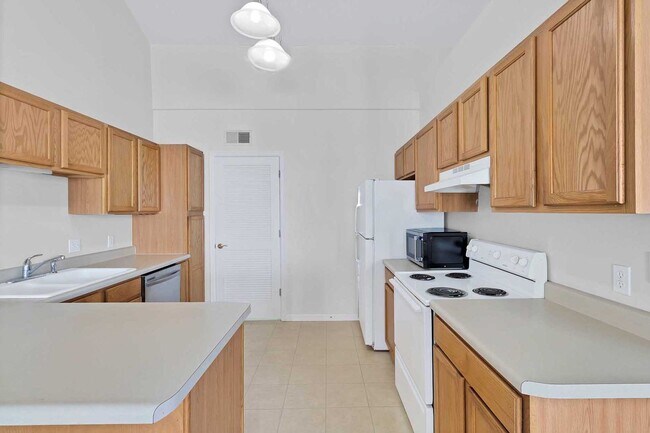 Building Photo - Modern 2-Bedroom, 2-Bath Condo in Grand Junction